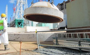La compagnie Tokyo Electric Power (Tepco) va débuter en novembre 2013 le retrait du combustible de la piscine du réacteur 4 de la centrale de Fukushima et l'achever fin 2014, un an avant l'échéance initialement prévue, afin de réduire la dangerosité du site.