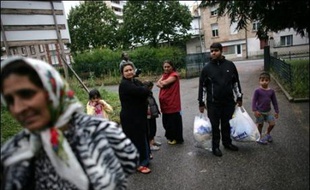 "Qu'est ce qu'on fait, est-ce qu'on s'installe ou est-ce qu'on va encore être expulsés bientôt?". Florin Flintache, jeune Rom en France depuis six ans, expulsé pour la cinquième fois d'un squat à Saint-Etienne, peine à faire des projets d'avenir.