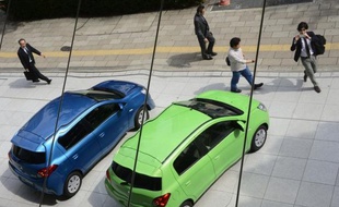 Les ventes de véhicules neufs au Japon, hors mini-modèles, ont baissé de 7,3% en mai sur un an, a annoncé lundi l'association nationale des concessionnaires.