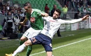 L'ailier stéphanois Romain Hamouma, ici à la lutte avec Mathieu Deplagne, s'est notamment plaint de la programmation du match à 14h ce dimanche.