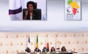La Canadienne Michaëlle Jean (à l'écran) lors de son discours après avoir été nommée secrétaire générale de la Francophonie, le 30 novembre 2014 à Dakar