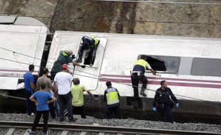 Des secouristes sur le lieu de l'accident ferroviaire survenu près de Saint-Jacques de Compostelle (Espagne), le 24 juillet 2013.