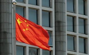 Un drapeau chinois flotte à Pékin.