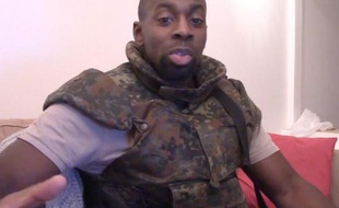 Capture d'écran d'une vidéo postée le 11 janvier 2015 sur les réseaux sociaux islamistes d'un homme se présentant comme Amedy Coulibaly