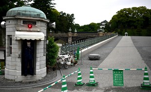 Un garde devant l'une des entrées du palais impérial de Tokyo. (archives)