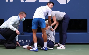 Novak Djokovic auprès de la juge de ligne