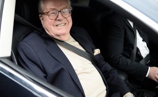 Jean-Marie Le Pen quitte le QG du Front national à Nanterre, sans avoir participé au bureau exécutif de son parti, lundi 4 mai.