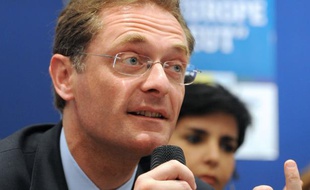 L'eurodéputé Philippe Juvin, secrétaire national de l'UMP, a dénoncé mercredi ce qu'il qualifie d'"attentisme" qui devient "criminel" du président François Hollande dans la crise syrienne, estimant qu'il ne peut "faire moins" que Nicolas Sarkozy en Libye.