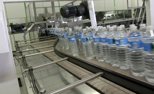 Une chaîne d'embouteillage d'eau en bouteille à Saint-Amand-les-Eaux (Nord) en mars 2011 (photo d'illustration)