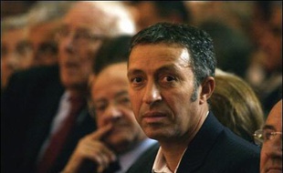 François Bayrou a mis sur orbite jeudi son Mouvement démocrate, "force politique nouvelle, indépendante", en affirmant sa volonté de "résister" aux "pressions" qui expliquent selon lui les ralliements de la plupart des députés centristes à Nicolas Sarkozy.