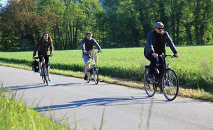 Après Belley, les cyclistes traversent le Bas Bugey, zone Natura 2000.