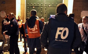 Plusieurs prisons ont été bloquées lundi matin par leur personnel appelé à une journée nationale d'action.