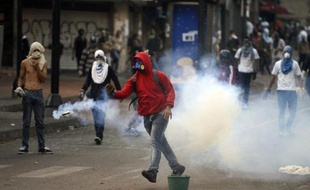 Des Manifestants antigouvernementaux affrontent la police dans les rues de Caracas, le 16 mars 2014