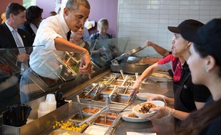 Barack Obama dans un restaurant Chipotle, à Washington, le 23 juin 2014.