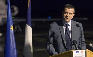 Deux escadrons de gendarmes mobiles vont être envoyés en renfort en Martinique où la grève générale s'installait mercredi dans son septième jour, tandis que la Guadeloupe, paralysée depuis 22 jours, a accueilli à nouveau le ministre Yves Jégo.