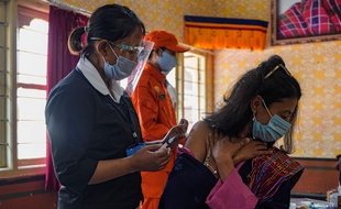 Une dose de vaccin injectée à Thimphou au Bhoutan, le 27 mars 2021.