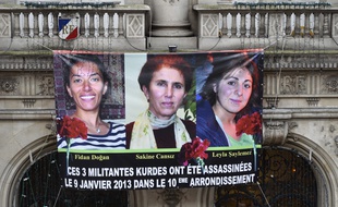 Un poster accroché le 9 janvier 2014 sur la façade de la Mairie du 10eme arrondissement avec les portraits de Sakine Cansiz, figure historique du mouvement rebelle du Parti des travailleurs du Kurdistan (PKK) et proche de son fondateur Abdullah Ocalan et les deux autres militantes kurdes Fidan Dogan et Leyla Saylemez tuées par balles le 9 janvier 2013, dans les locaux du Centre d'information kurde (CIK) qui se trouvent dans le 10eme arrondissement