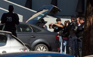 Des policiers français enquêtent à La Castellane, à Marseille, le 15 juin 2015