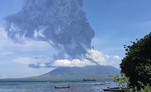 Le volcan Lewotolok en éruption, le 29 novembre2020.