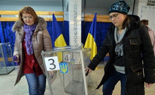 Installation d'une urne dans un bureau de vote le 25 octobre 2014 à Kramatorsk dans l'est de l'Ukraine