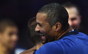 Didier Dinart prend Michaël Guigou dans ses bras après la victoire de l'équipe de France au Mondial de hand, le 29 janvier 2017.