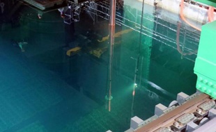 La compagnie gérante de la centrale accidentée de Fukushima a indiqué lundi avoir commencé comme prévu le délicat retrait du combustible de la piscine du réacteur 4.