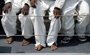 Des migrants sur le bateau des garde-côtes italiens dans le port de Catane le 24 avril 2015