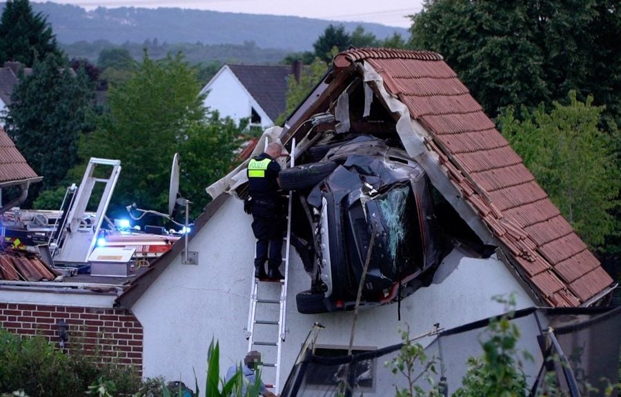 Allemagne : Une voiture percute un enfant, effectue un vol plané et s'encastre dans le toit d'une grange, six blessés