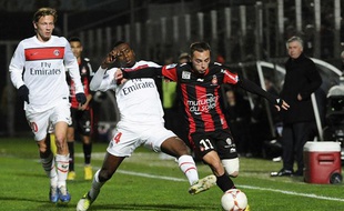 L'attaquant niçois, Eric Bauthéac, devant le Parisien Blaise Matuidi, lors de la victoire de Nice contre le PSG en Ligue 1, le 1er décembre 2012.