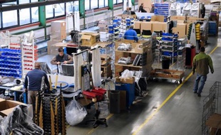 Des employés au travail dans une fabrique de meubles