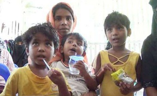 Des enfants birmans secourus au large de l'Indonésie par des pêcheurs, le 11 mai 2015.