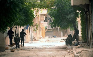 L'armée syrienne bombardait dimanche matin plusieurs secteurs d'Alep après des combats nocturnes avec les rebelles dans cette métropole du nord où les magasins du célèbre vieux souk ont brûlé, selon des habitants et l'Observatoire syrien des droits de l'Homme (OSDH).
