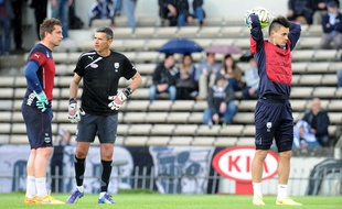 Jérôme Prior (à d.) au cours d'un échauffement en compagnie de Cédric Carrasso (à g.), le gardien titulaire des Girondins et de Franck Mantaux (au c.), l'entraîneur des gardiens.
