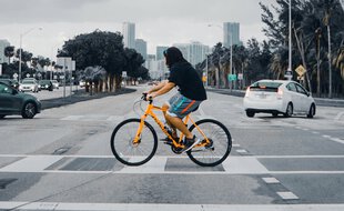 Les citadins qui utilisent le vélo pour un seul déplacement par jour réduisent leur empreinte carbone d’environ une demi-tonne de CO2/an