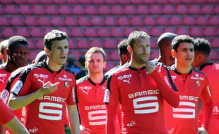 Sylvain Armand, ici entre Romain Danzé et Benjamin André, aura porté la tenue 2016-2017 du Stade Rennais avant son (probable) départ.