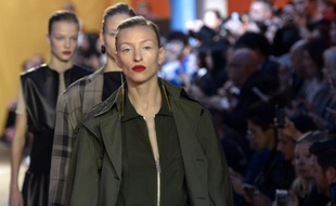 Des mannequins présentent des créations de la maison Céline lors des défilés des collections printemps/été 2016 de la Fashion-Week, le 4 octobre 2015, à Paris