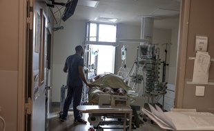 Moins de 10.000 personnes atteintes du Covid sont hospitalisées en France.