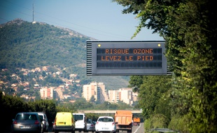 Marseille le 22 aout 2011 - Illustration sur la pollution de l'air et ? l'ozone