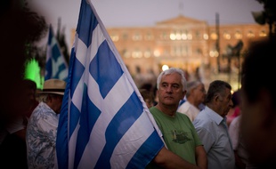 Un manifestant lors d'un rassemblement anti-austérité devant le Parlement grec, place Syntagma à Athènes, le 14 juillet 2015.