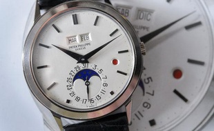 Une montre Patek Philippe mise en vente à Genève par Christie's le 11 novembre 2013.