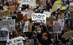 Des milliers de manifestants à Londres ont battu le pavé pour dénoncer les violences policières, samedi 6 juin 2020.