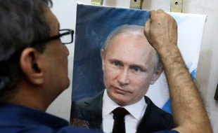 Un artiste irakien Mohammed Karim Nihaya met la dernière main à un portrait du président russe Poutine le 7 octobre 2015 dans le quartier de Karada à Bagdad