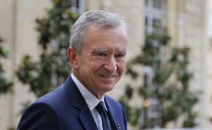 Bernard Arnault, le patron de l'empire du luxe LVMH, a démenti samedi vouloir s'exiler fiscalement en Belgique, tout en confirmant dans un communiqué avoir "sollicité la double nationalité franco-belge" pour développer ses investissements dans le pays.
