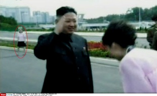 La jeune femme encerclée de rouge derrière le dictateur serait sa soeur Kim Yo-Jong. Photo du 21 juillet 2013.