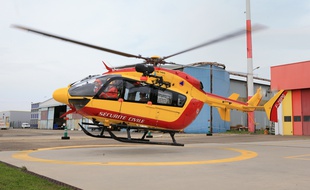 Base de Dragon 67 à Entzheim, hélicoptère de la Sécurité civile et para-médicalisé par les Hôpitaux universitaires de Strasbourg SAMU 67. Strasbourg le 30 08 2017.