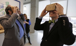 Le casque de réalité virtuelle en carton de Google, Cardboard, coûte moins de 20 euros.