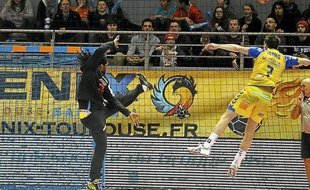 Le gardien du Fenix Toulouse Handball Wesley Pardin s'oppose à Alexandre Tomas, de Saint-Raphaël, lors d'un match de D1, le 13 mars 2013 à Toulouse.
