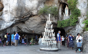 Les sanctuaires de Lourdes. Illustration.