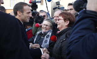 Emmanuel Macron lors de son arrêt à Les Epargnes, lors de sa tournée mémorielle pour le 100ème anniversaire de la fin de la Première Guerre mondiale, le 6 novembre 2018.