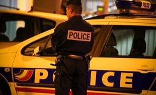Un policier à Toulouse, de nuit. Illustration.